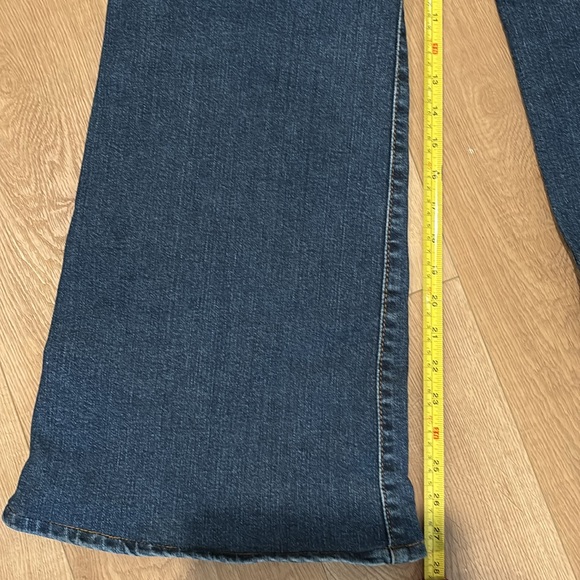 Levi’s Ribcage Bell Jean 26 w/shorter length - Picture 3 of 5